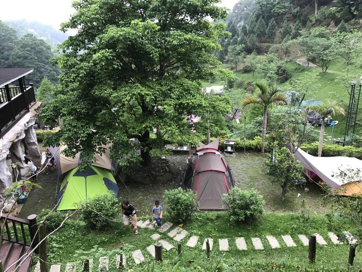 【夏日就要涼快到底】南洋風池畔。五月桐花雪。閃亮火金姑。森林芬多精露營好好玩–新竹_野漾會館露營區柚子芳姐_露營札記2017.05.06 NO.45