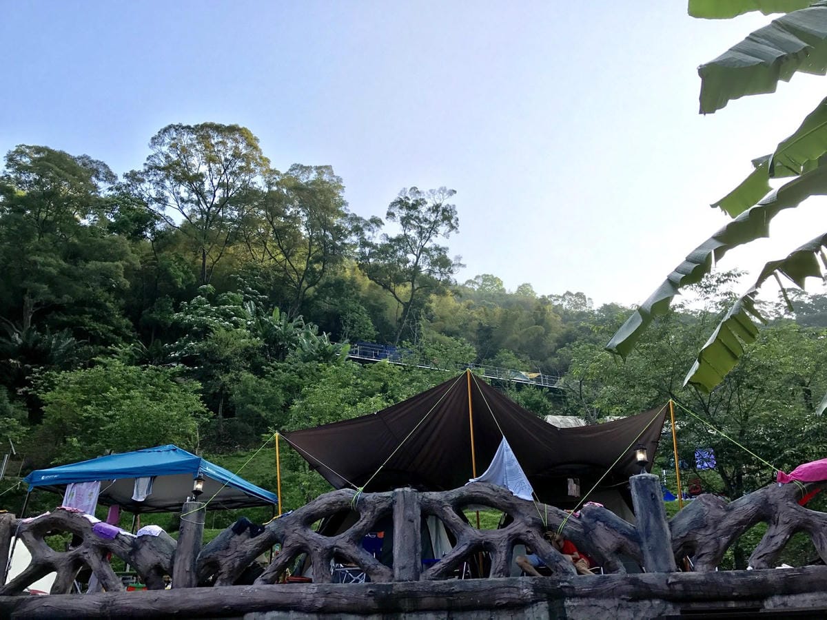 【夏日就要涼快到底】南洋風池畔。五月桐花雪。閃亮火金姑。森林芬多精露營好好玩–新竹_野漾會館露營區柚子芳姐_露營札記2017.05.06 NO.45