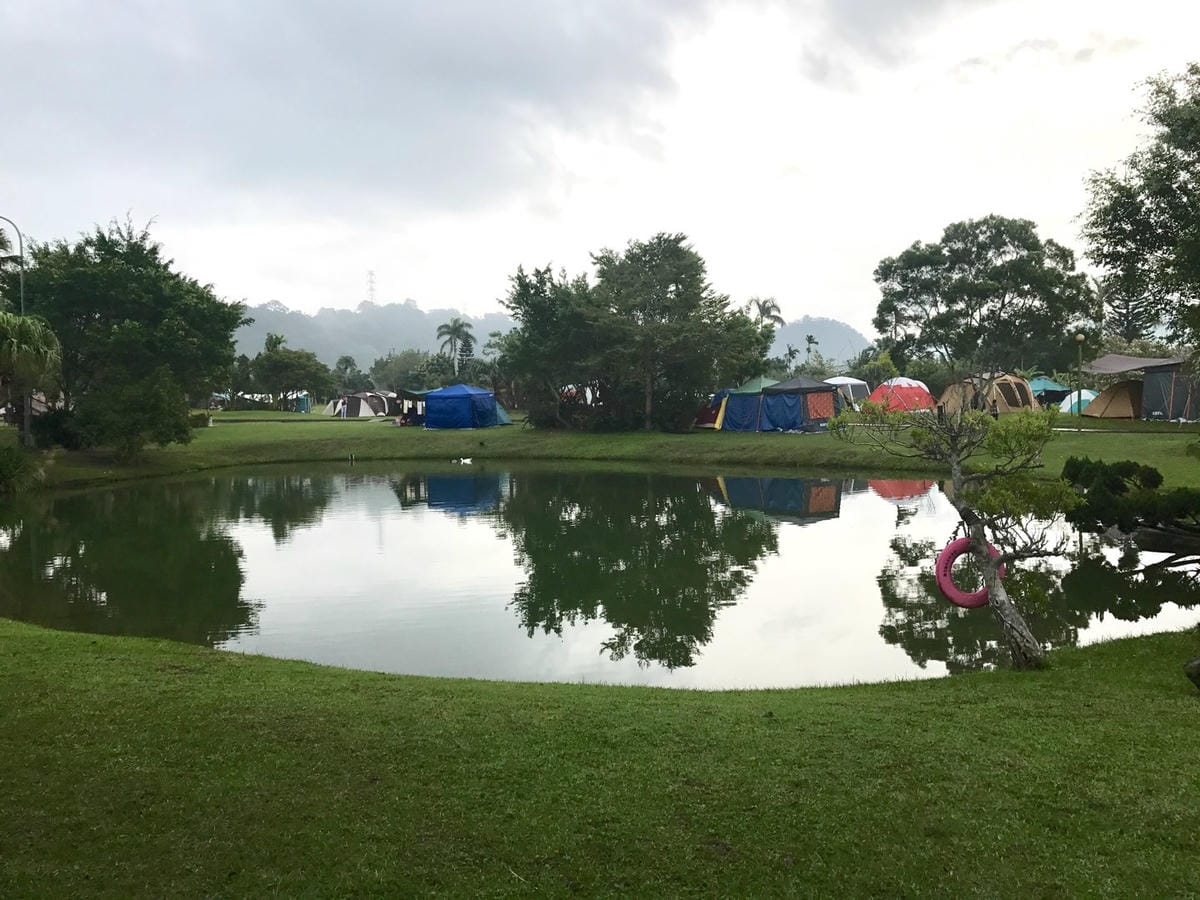 【苗栗三灣_棕櫚灣】湖畔景觀第一排、綠草如茵寬廣大草坪、彷彿置身在國外美景露營的Fu 柚子芳姐_露營札記2017.11.25 NO.54