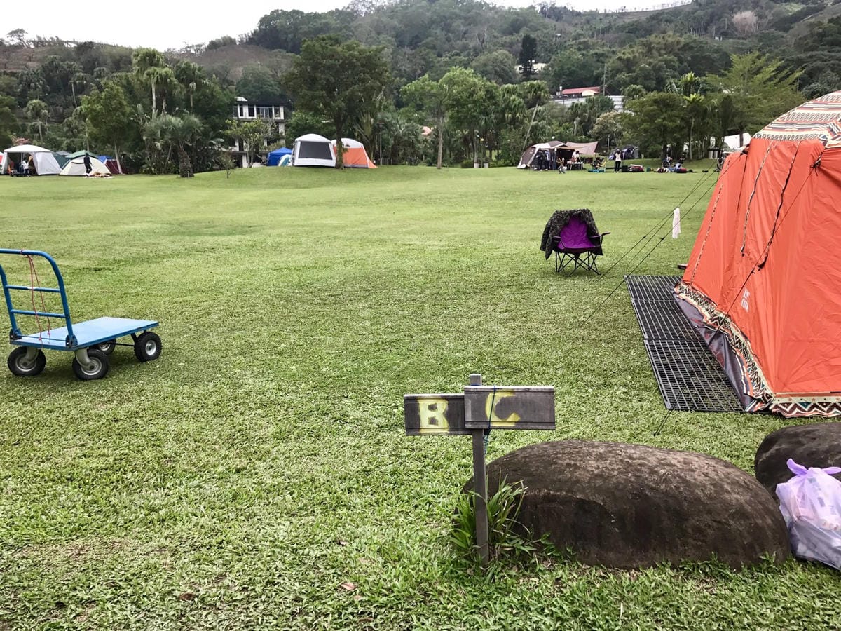 【苗栗三灣_棕櫚灣】湖畔景觀第一排、綠草如茵寬廣大草坪、彷彿置身在國外美景露營的Fu 柚子芳姐_露營札記2017.11.25 NO.54