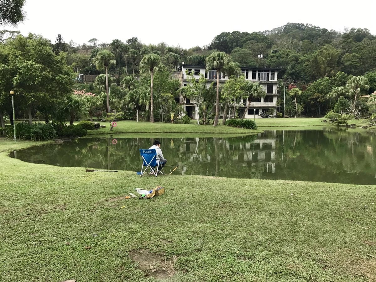 【苗栗三灣_棕櫚灣】湖畔景觀第一排、綠草如茵寬廣大草坪、彷彿置身在國外美景露營的Fu 柚子芳姐_露營札記2017.11.25 NO.54