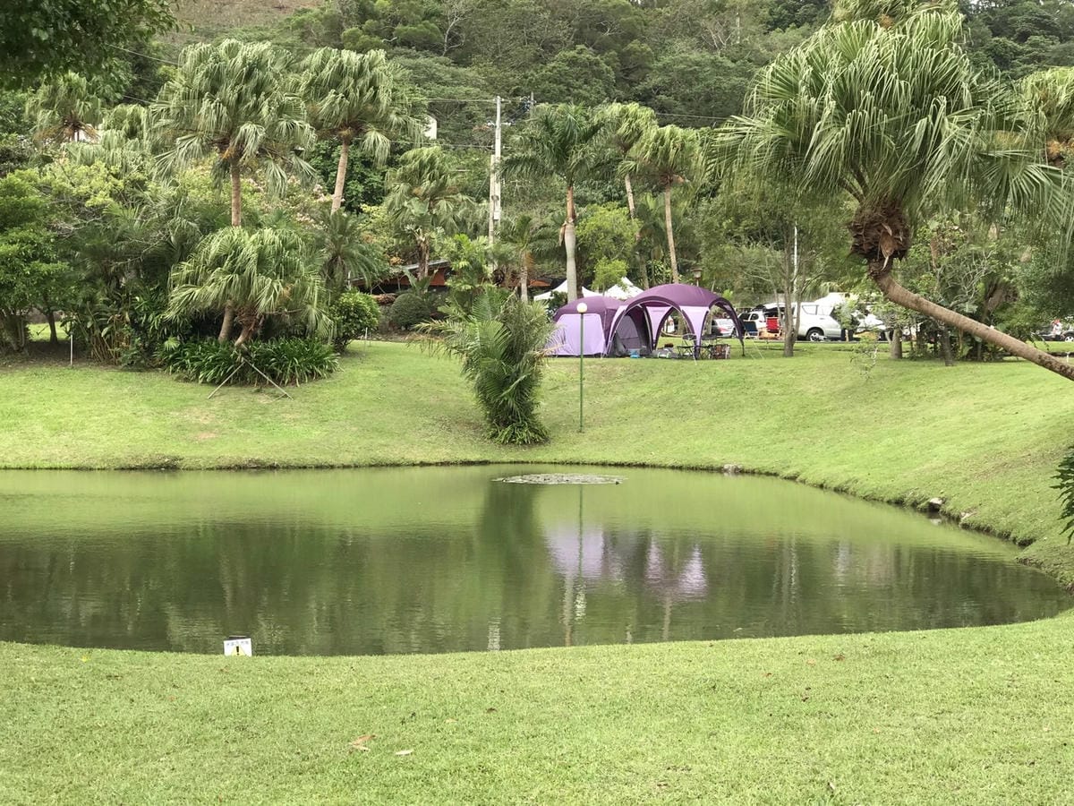 【苗栗三灣_棕櫚灣】湖畔景觀第一排、綠草如茵寬廣大草坪、彷彿置身在國外美景露營的Fu 柚子芳姐_露營札記2017.11.25 NO.54