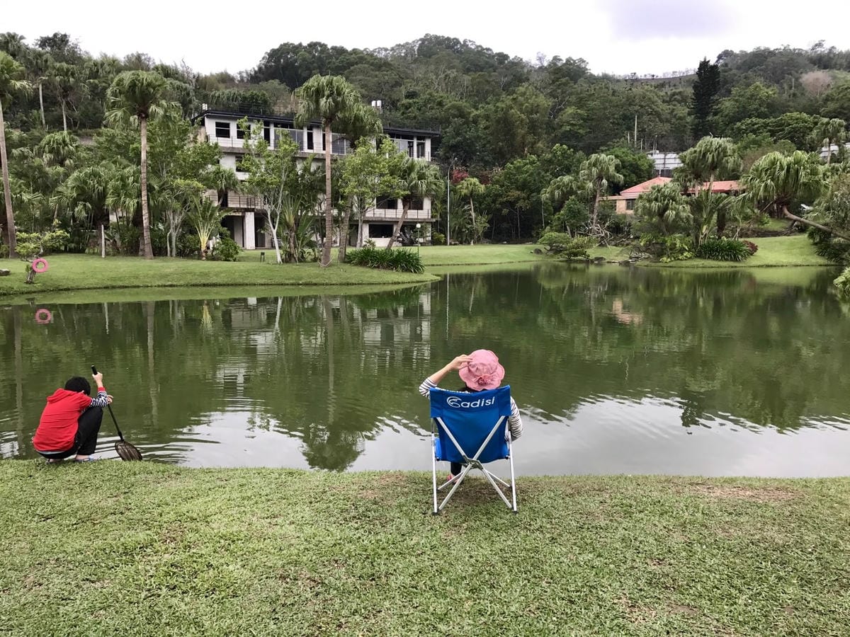 【苗栗三灣_棕櫚灣】湖畔景觀第一排、綠草如茵寬廣大草坪、彷彿置身在國外美景露營的Fu 柚子芳姐_露營札記2017.11.25 NO.54