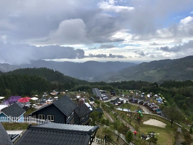 【新竹_好麻吉私房景點露營區】看見大自然瞬息萬變的景色,一切盡在不言中/可愛又繽紛彩色小木屋/小朋友最愛的戲水池沙坑等多樣遊樂設施/還有超刺激的滑草/置身如森林童話般的親子露營區