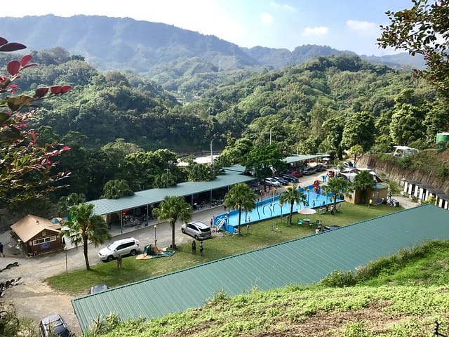【苗栗大湖_微笑山丘露營區】預備備…尖叫聲!超瘋狂兒童親水樂園、超刺激極速空中飛梯、超長30公尺滑草道,還有沙池/塗鴨/攀岩/九宮格/環營步道,根本就是小朋友的歡樂天堂,嗨翻天啦! 柚子