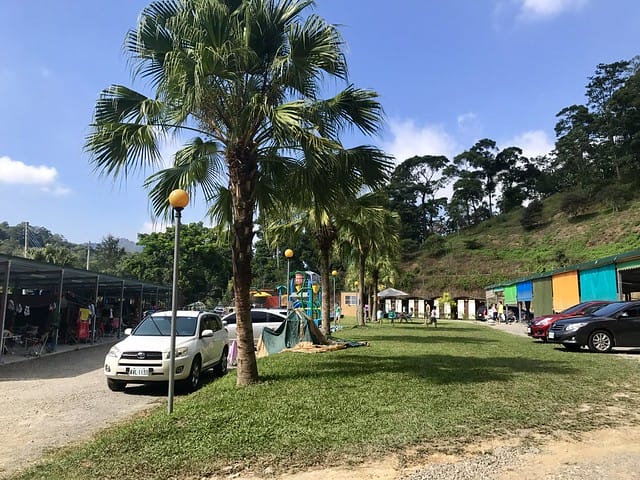 【苗栗大湖_微笑山丘露營區】預備備…尖叫聲!超瘋狂兒童親水樂園、超刺激極速空中飛梯、超長30公尺滑草道,還有沙池/塗鴨/攀岩/九宮格/環營步道,根本就是小朋友的歡樂天堂,嗨翻天啦! 柚子