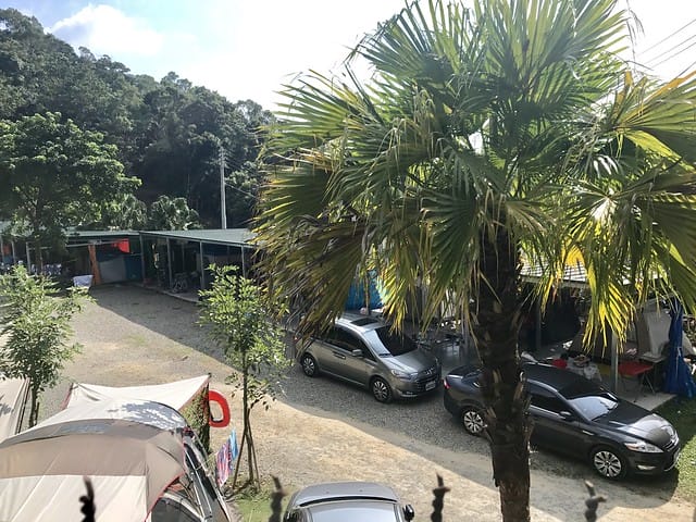 【苗栗大湖_微笑山丘露營區】預備備…尖叫聲!超瘋狂兒童親水樂園、超刺激極速空中飛梯、超長30公尺滑草道,還有沙池/塗鴨/攀岩/九宮格/環營步道,根本就是小朋友的歡樂天堂,嗨翻天啦! 柚子