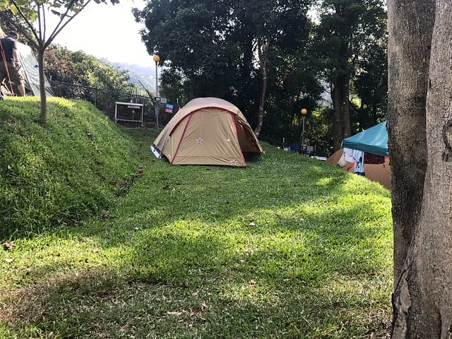 【苗栗大湖_微笑山丘露營區】預備備…尖叫聲!超瘋狂兒童親水樂園、超刺激極速空中飛梯、超長30公尺滑草道,還有沙池/塗鴨/攀岩/九宮格/環營步道,根本就是小朋友的歡樂天堂,嗨翻天啦! 柚子