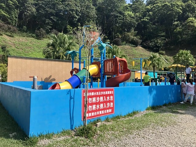 【苗栗大湖_微笑山丘露營區】預備備…尖叫聲!超瘋狂兒童親水樂園、超刺激極速空中飛梯、超長30公尺滑草道,還有沙池/塗鴨/攀岩/九宮格/環營步道,根本就是小朋友的歡樂天堂,嗨翻天啦! 柚子