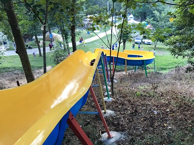 【苗栗大湖_微笑山丘露營區】預備備…尖叫聲!超瘋狂兒童親水樂園、超刺激極速空中飛梯、超長30公尺滑草道,還有沙池/塗鴨/攀岩/九宮格/環營步道,根本就是小朋友的歡樂天堂,嗨翻天啦! 柚子