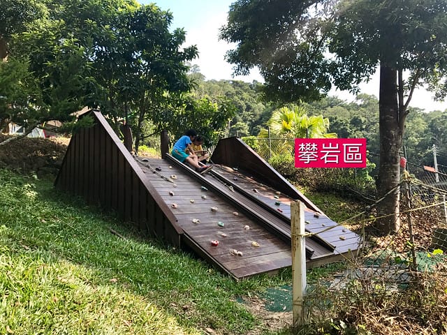 【苗栗大湖_微笑山丘露營區】預備備…尖叫聲!超瘋狂兒童親水樂園、超刺激極速空中飛梯、超長30公尺滑草道,還有沙池/塗鴨/攀岩/九宮格/環營步道,根本就是小朋友的歡樂天堂,嗨翻天啦! 柚子