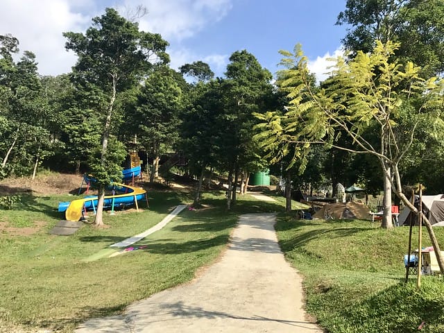 【苗栗大湖_微笑山丘露營區】預備備…尖叫聲!超瘋狂兒童親水樂園、超刺激極速空中飛梯、超長30公尺滑草道,還有沙池/塗鴨/攀岩/九宮格/環營步道,根本就是小朋友的歡樂天堂,嗨翻天啦! 柚子