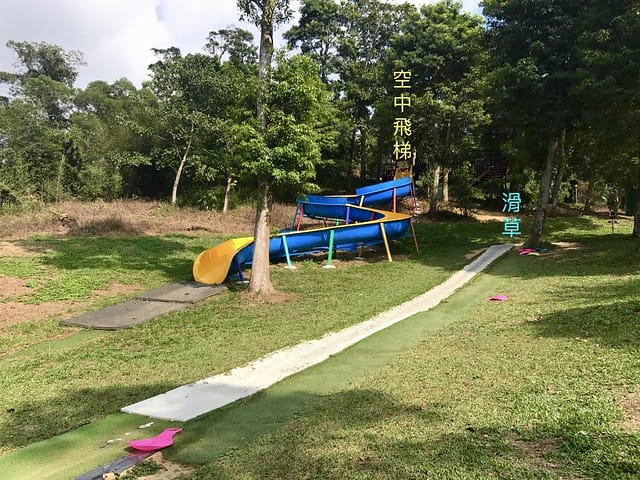 【苗栗大湖_微笑山丘露營區】預備備…尖叫聲!超瘋狂兒童親水樂園、超刺激極速空中飛梯、超長30公尺滑草道,還有沙池/塗鴨/攀岩/九宮格/環營步道,根本就是小朋友的歡樂天堂,嗨翻天啦! 柚子