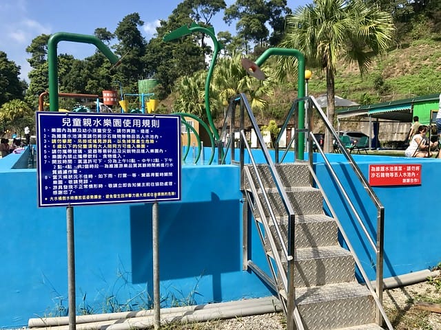 【苗栗大湖_微笑山丘露營區】預備備…尖叫聲!超瘋狂兒童親水樂園、超刺激極速空中飛梯、超長30公尺滑草道,還有沙池/塗鴨/攀岩/九宮格/環營步道,根本就是小朋友的歡樂天堂,嗨翻天啦! 柚子