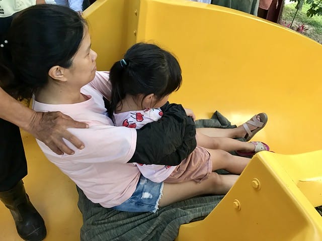 【苗栗大湖_微笑山丘露營區】預備備…尖叫聲!超瘋狂兒童親水樂園、超刺激極速空中飛梯、超長30公尺滑草道,還有沙池/塗鴨/攀岩/九宮格/環營步道,根本就是小朋友的歡樂天堂,嗨翻天啦! 柚子