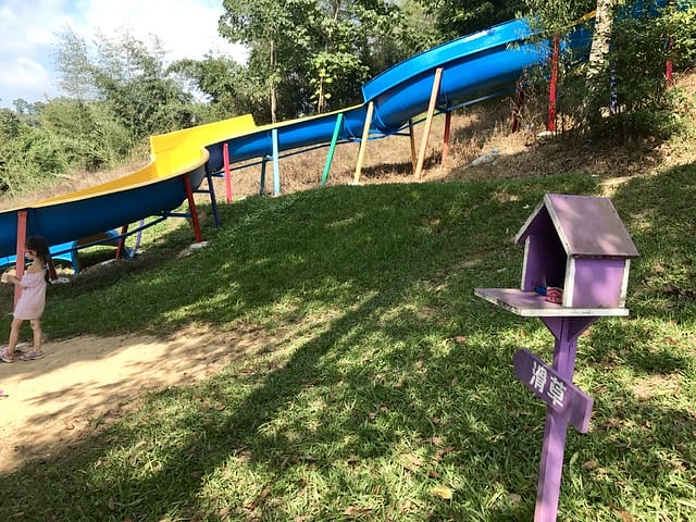 【苗栗大湖_微笑山丘露營區】預備備…尖叫聲!超瘋狂兒童親水樂園、超刺激極速空中飛梯、超長30公尺滑草道,還有沙池/塗鴨/攀岩/九宮格/環營步道,根本就是小朋友的歡樂天堂,嗨翻天啦! 柚子