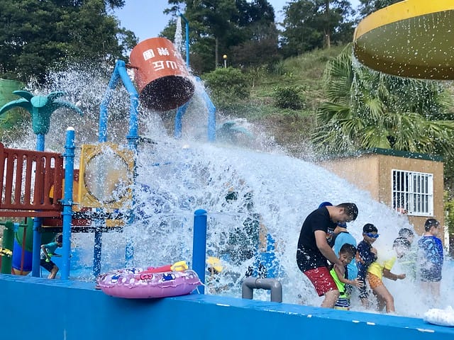 【苗栗大湖_微笑山丘露營區】預備備…尖叫聲!超瘋狂兒童親水樂園、超刺激極速空中飛梯、超長30公尺滑草道,還有沙池/塗鴨/攀岩/九宮格/環營步道,根本就是小朋友的歡樂天堂,嗨翻天啦! 柚子