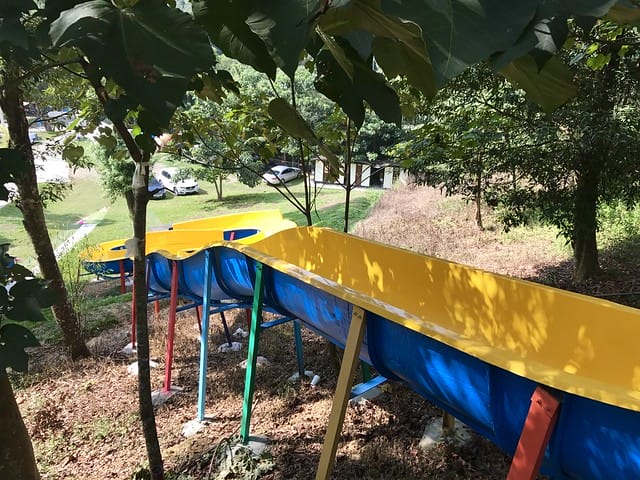 【苗栗大湖_微笑山丘露營區】預備備…尖叫聲!超瘋狂兒童親水樂園、超刺激極速空中飛梯、超長30公尺滑草道,還有沙池/塗鴨/攀岩/九宮格/環營步道,根本就是小朋友的歡樂天堂,嗨翻天啦! 柚子
