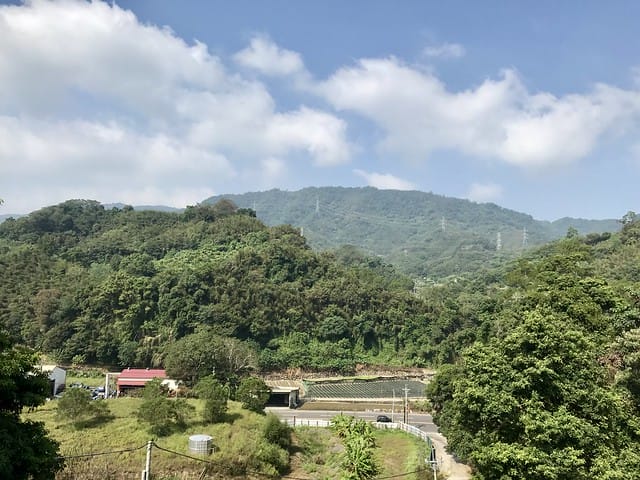 【苗栗大湖_微笑山丘露營區】預備備…尖叫聲!超瘋狂兒童親水樂園、超刺激極速空中飛梯、超長30公尺滑草道,還有沙池/塗鴨/攀岩/九宮格/環營步道,根本就是小朋友的歡樂天堂,嗨翻天啦! 柚子