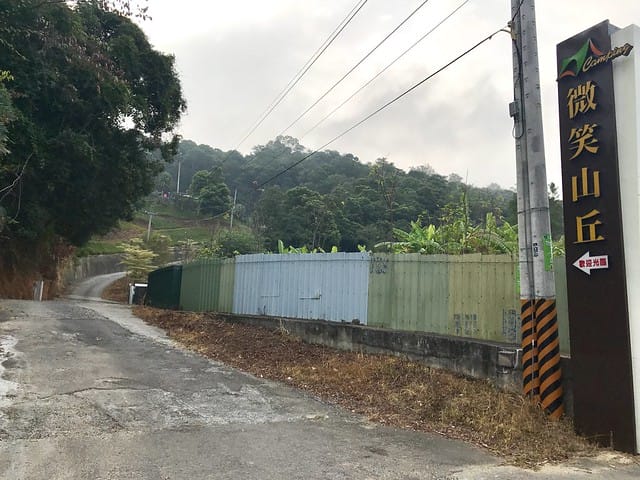 【苗栗大湖_微笑山丘露營區】預備備…尖叫聲!超瘋狂兒童親水樂園、超刺激極速空中飛梯、超長30公尺滑草道,還有沙池/塗鴨/攀岩/九宮格/環營步道,根本就是小朋友的歡樂天堂,嗨翻天啦! 柚子