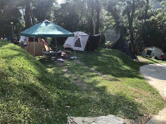 【苗栗大湖_微笑山丘露營區】預備備…尖叫聲!超瘋狂兒童親水樂園、超刺激極速空中飛梯、超長30公尺滑草道,還有沙池/塗鴨/攀岩/九宮格/環營步道,根本就是小朋友的歡樂天堂,嗨翻天啦! 柚子