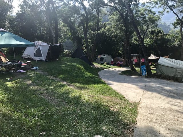 【苗栗大湖_微笑山丘露營區】預備備…尖叫聲!超瘋狂兒童親水樂園、超刺激極速空中飛梯、超長30公尺滑草道,還有沙池/塗鴨/攀岩/九宮格/環營步道,根本就是小朋友的歡樂天堂,嗨翻天啦! 柚子