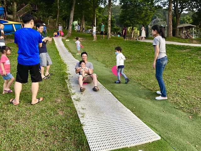 【苗栗大湖_微笑山丘露營區】預備備…尖叫聲!超瘋狂兒童親水樂園、超刺激極速空中飛梯、超長30公尺滑草道,還有沙池/塗鴨/攀岩/九宮格/環營步道,根本就是小朋友的歡樂天堂,嗨翻天啦! 柚子
