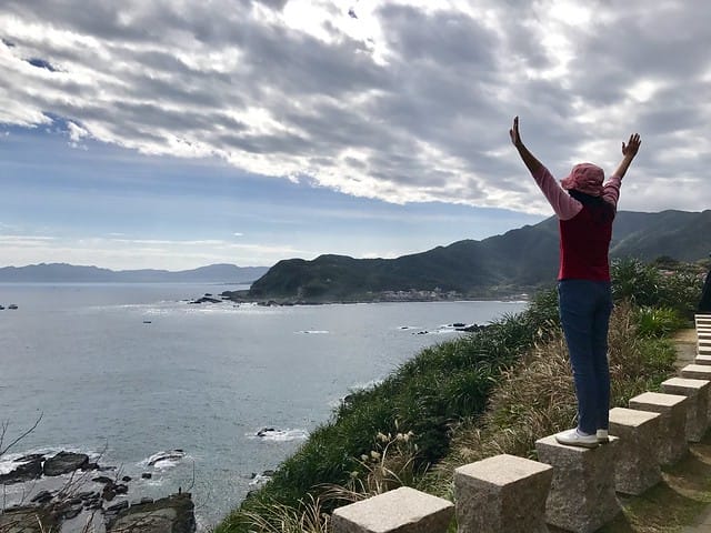 【新北景點】鼻頭角步道如台版小萬里長城、海岸稜線絶美景色盡收眼底!/聽濤營區山谷中迷彩營區、夢幻般彩虹階梯!/鼻頭角漁港聽海觀浪、品嚐海鮮/基隆海洋廣場欣賞老鷹覓食秀/搭公車也能