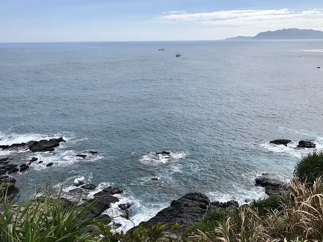 【新北景點】鼻頭角步道如台版小萬里長城、海岸稜線絶美景色盡收眼底!/聽濤營區山谷中迷彩營區、夢幻般彩虹階梯!/鼻頭角漁港聽海觀浪、品嚐海鮮/基隆海洋廣場欣賞老鷹覓食秀/搭公車也能