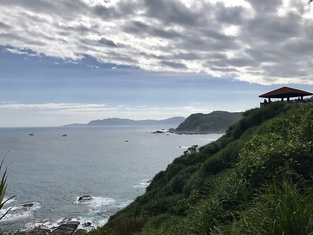 【新北景點】鼻頭角步道如台版小萬里長城、海岸稜線絶美景色盡收眼底!/聽濤營區山谷中迷彩營區、夢幻般彩虹階梯!/鼻頭角漁港聽海觀浪、品嚐海鮮/基隆海洋廣場欣賞老鷹覓食秀/搭公車也能