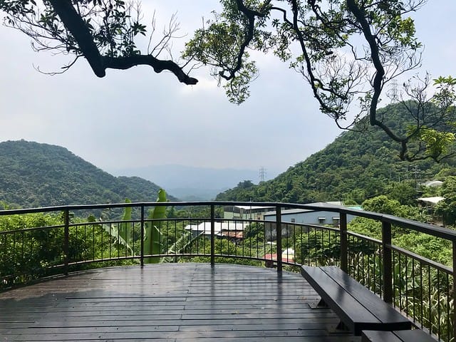 【台北內湖景點】夢幻紫色白石湖吊橋、浪漫的同心池、如號角響起的鐵砲百合、清新高雅的牡丹蓮盛開啦!還有夫妻樹/一處隱藏在台北近郊的後花園、假日出遊、戶外踏青、健行好去處柚子芳 - 第70張圖 白石湖