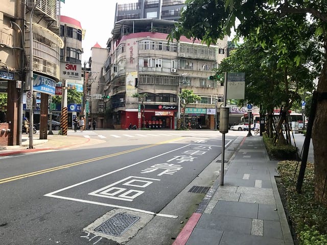 【台北內湖景點】夢幻紫色白石湖吊橋、浪漫的同心池、如號角響起的鐵砲百合、清新高雅的牡丹蓮盛開啦!還有夫妻樹/一處隱藏在台北近郊的後花園、假日出遊、戶外踏青、健行好去處柚子芳 - 第87張圖 白石湖