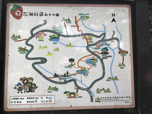 【台北內湖景點】夢幻紫色白石湖吊橋、浪漫的同心池、如號角響起的鐵砲百合、清新高雅的牡丹蓮盛開啦!還有夫妻樹/一處隱藏在台北近郊的後花園、假日出遊、戶外踏青、健行好去處柚子芳 - 第9張圖 白石湖吊橋同心池