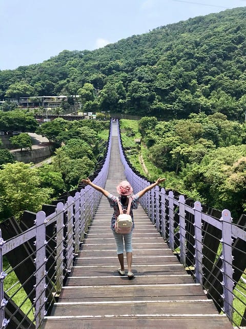 【台北內湖景點】夢幻紫色白石湖吊橋、浪漫的同心池、如號角響起的鐵砲百合、清新高雅的牡丹蓮盛開啦!還有夫妻樹/一處隱藏在台北近郊的後花園、假日出遊、戶外踏青、健行好去處柚子芳 - 第15張圖 白石湖吊橋同心池