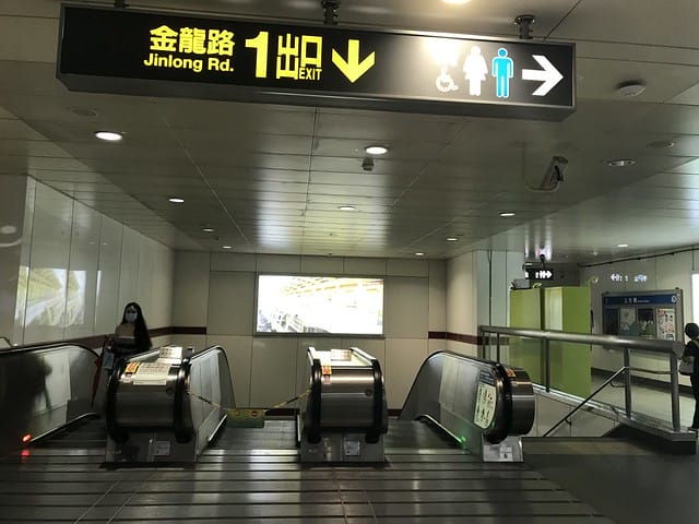 【台北內湖景點】夢幻紫色白石湖吊橋、浪漫的同心池、如號角響起的鐵砲百合、清新高雅的牡丹蓮盛開啦!還有夫妻樹/一處隱藏在台北近郊的後花園、假日出遊、戶外踏青、健行好去處柚子芳 - 第84張圖 白石湖
