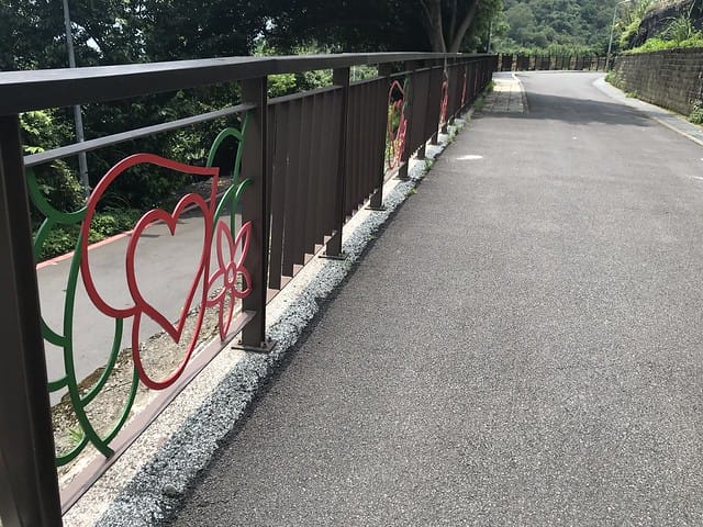 【台北內湖景點】夢幻紫色白石湖吊橋、浪漫的同心池、如號角響起的鐵砲百合、清新高雅的牡丹蓮盛開啦!還有夫妻樹/一處隱藏在台北近郊的後花園、假日出遊、戶外踏青、健行好去處柚子芳 - 第75張圖 白石湖