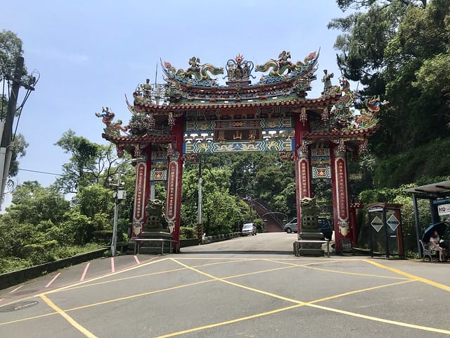 【台北內湖景點】夢幻紫色白石湖吊橋、浪漫的同心池、如號角響起的鐵砲百合、清新高雅的牡丹蓮盛開啦!還有夫妻樹/一處隱藏在台北近郊的後花園、假日出遊、戶外踏青、健行好去處柚子芳 - 第2張圖 白石湖吊橋同心池