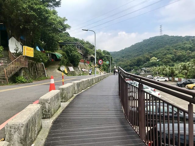 【台北內湖景點】夢幻紫色白石湖吊橋、浪漫的同心池、如號角響起的鐵砲百合、清新高雅的牡丹蓮盛開啦!還有夫妻樹/一處隱藏在台北近郊的後花園、假日出遊、戶外踏青、健行好去處柚子芳 - 第4張圖 白石湖