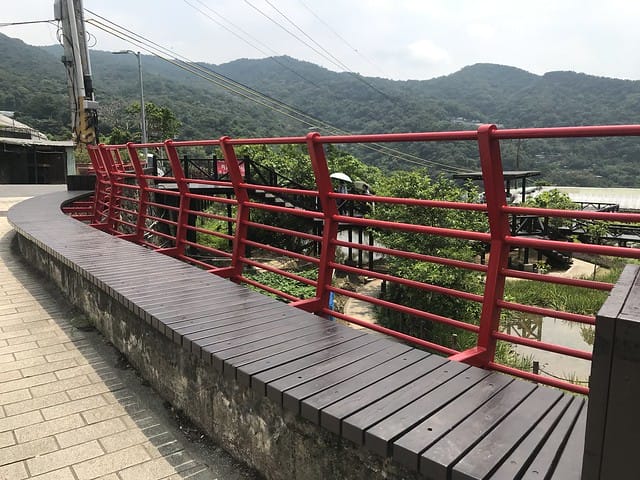 【台北內湖景點】夢幻紫色白石湖吊橋、浪漫的同心池、如號角響起的鐵砲百合、清新高雅的牡丹蓮盛開啦!還有夫妻樹/一處隱藏在台北近郊的後花園、假日出遊、戶外踏青、健行好去處柚子芳 - 第76張圖 白石湖