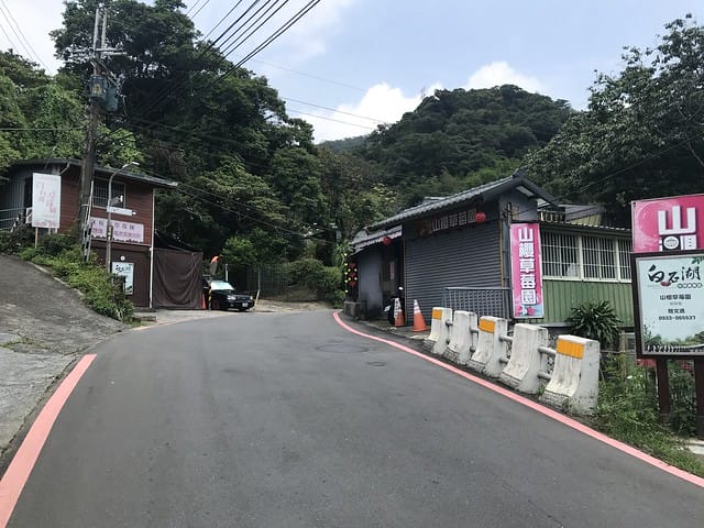 【台北內湖景點】夢幻紫色白石湖吊橋、浪漫的同心池、如號角響起的鐵砲百合、清新高雅的牡丹蓮盛開啦!還有夫妻樹/一處隱藏在台北近郊的後花園、假日出遊、戶外踏青、健行好去處柚子芳 - 第73張圖 白石湖