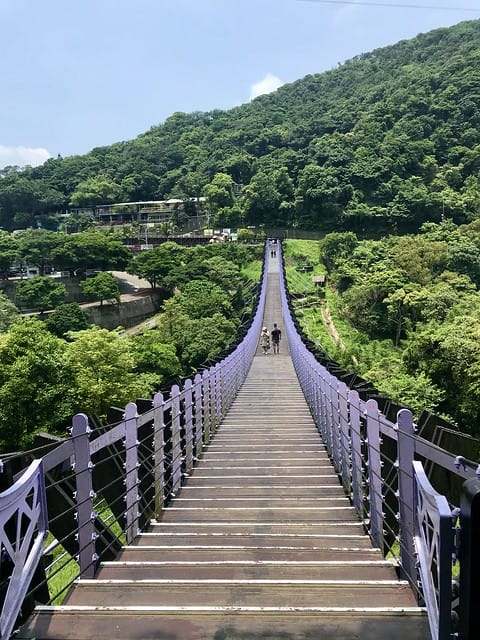 【台北內湖景點】夢幻紫色白石湖吊橋、浪漫的同心池、如號角響起的鐵砲百合、清新高雅的牡丹蓮盛開啦!還有夫妻樹/一處隱藏在台北近郊的後花園、假日出遊、戶外踏青、健行好去處柚子芳 - 第14張圖 白石湖吊橋同心池
