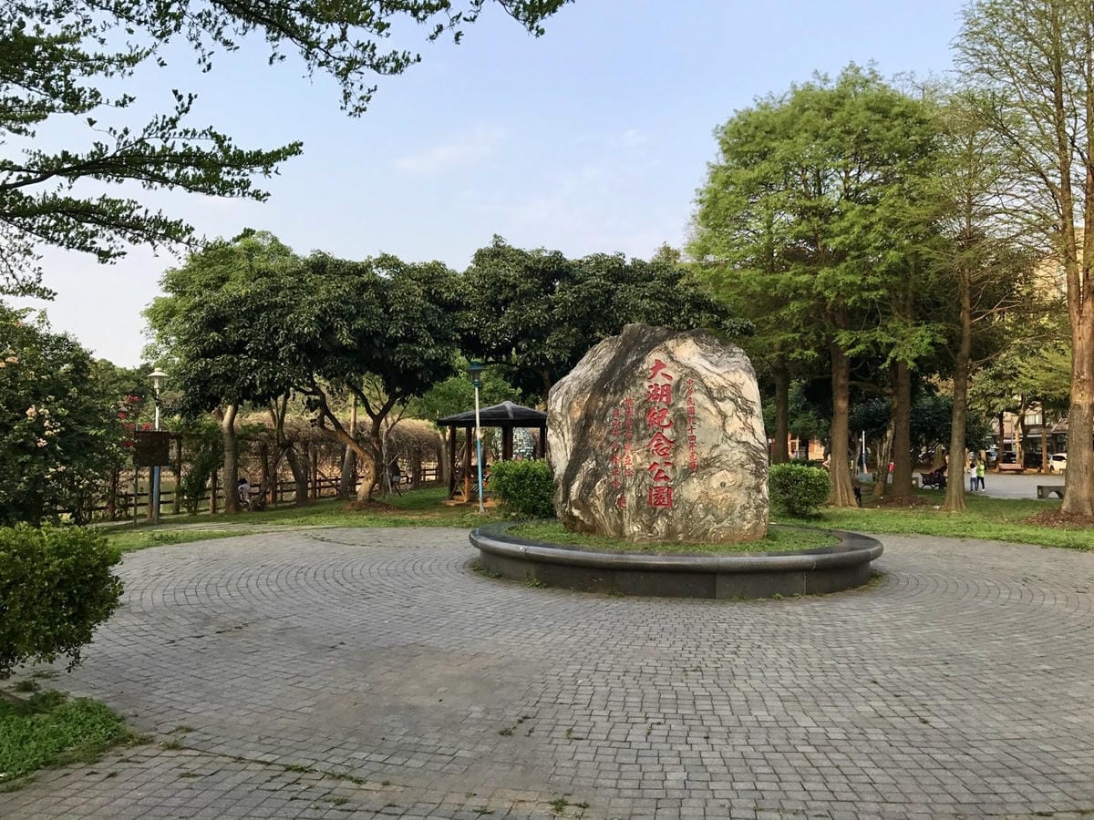 【桃園機場二航廈觀景台】可近距離看飛機起降、拍飛機,航空迷的賞機聖地,還可在星巴克喝咖啡/如何前往路線指引報你知@柚子芳姐の旅遊札記