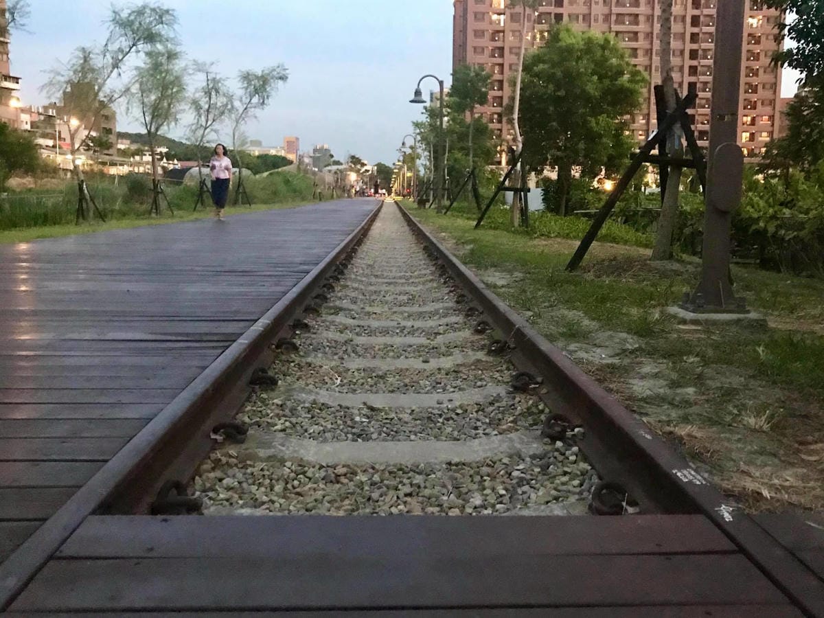 【桃園機場二航廈觀景台】可近距離看飛機起降、拍飛機,航空迷的賞機聖地,還可在星巴克喝咖啡/如何前往路線指引報你知@柚子芳姐の旅遊札記