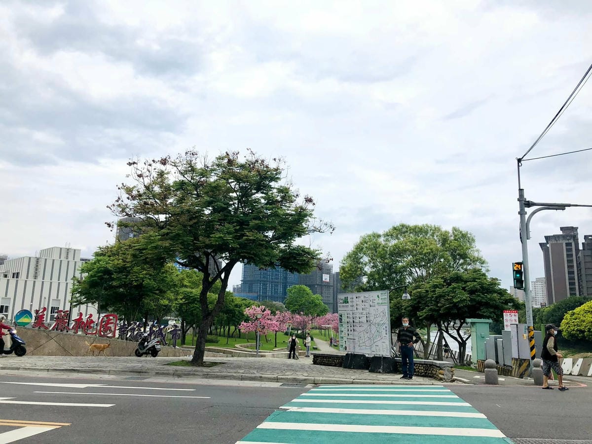 【桃園機場二航廈觀景台】可近距離看飛機起降、拍飛機,航空迷的賞機聖地,還可在星巴克喝咖啡/如何前往路線指引報你知@柚子芳姐の旅遊札記