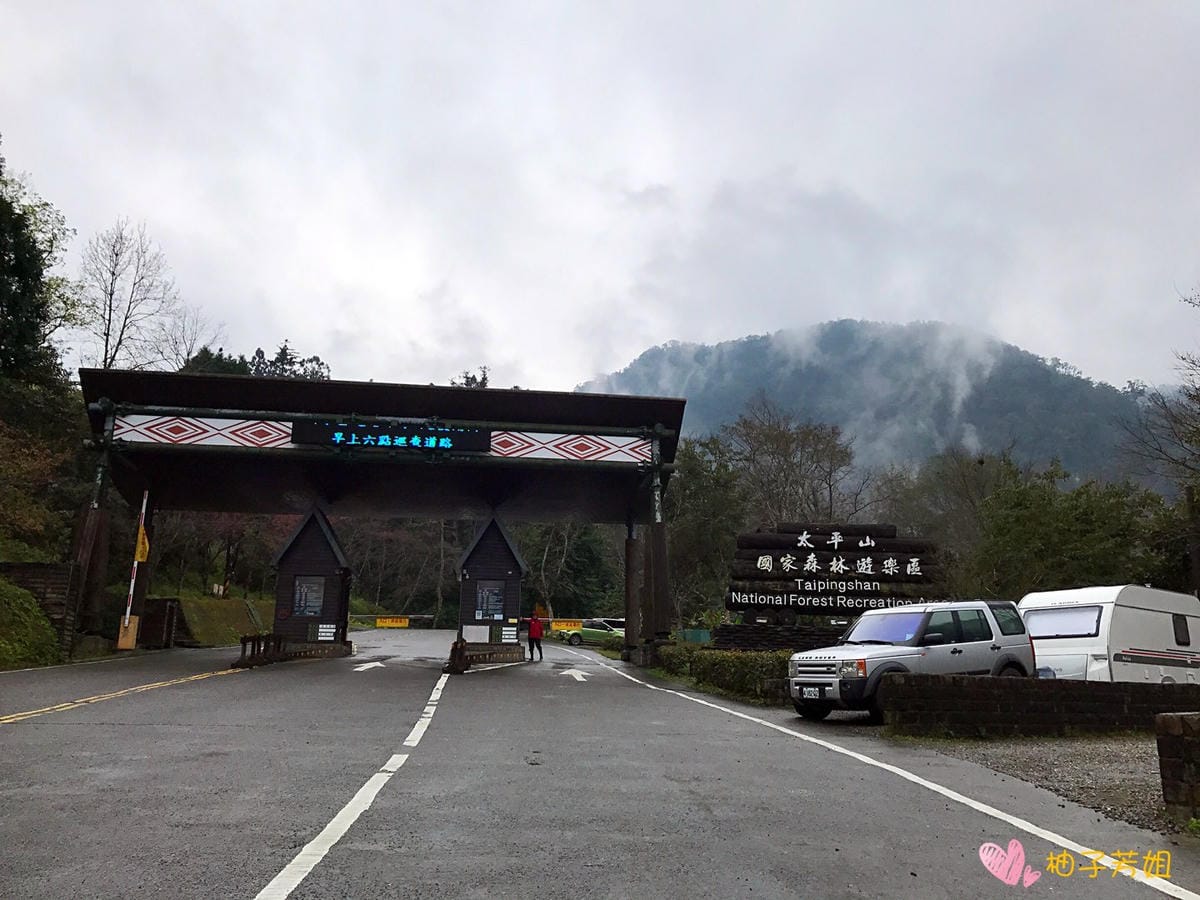 【宜蘭礁溪半日遊】溫泉公園/猴洞坑瀑布/地景廣場/湯圍溝/九號溫泉釣蝦再來品嚐美食,步行輕旅好好玩!@柚子芳姐の旅遊札記
