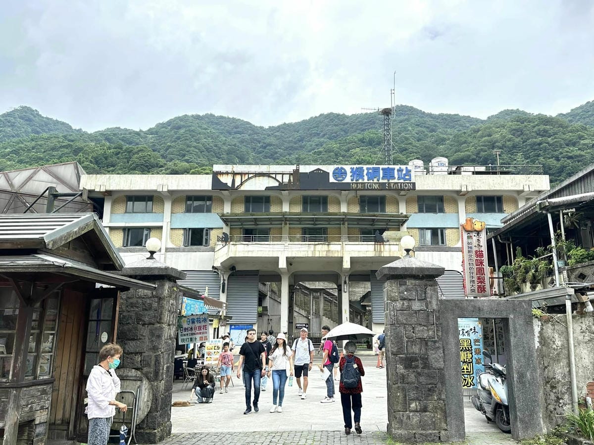 新北瑞芳【猴硐一日遊】逛猴硐貓村Houtong Cat Village、搭百年礦車體驗趣、走入礦業的歷史風華/順遊九份老街@柚子芳姐の旅遊札記 - 第25張圖 355013885_6534328739922211_6490260743534707566.jpg