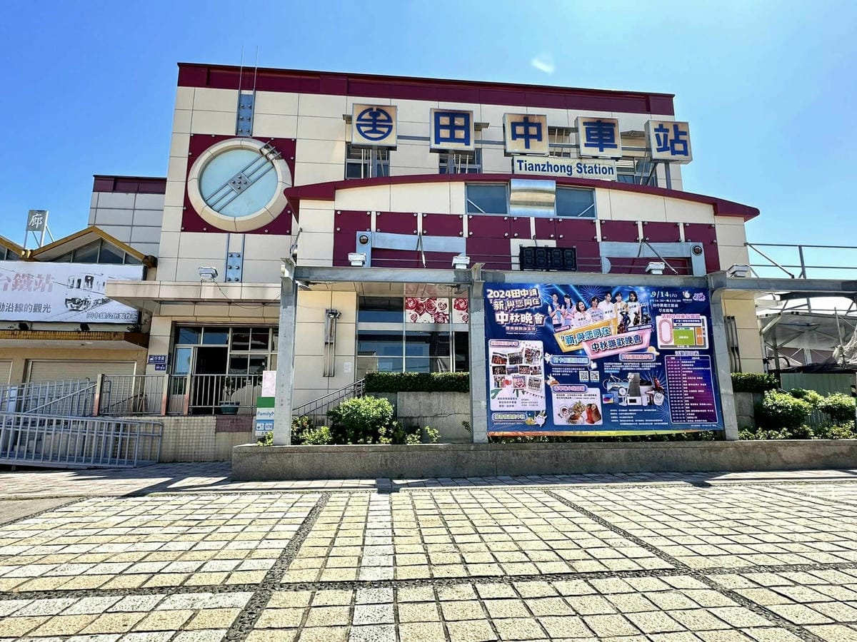 彰化埤頭【貝林古堡 • 菲尼克斯教堂】 秒飛歐風古堡、雕花鏤空教堂、超人氣蛋塔、還咖啡紅茶無限暢飲,黑糖珍珠加到爆/順遊北斗河濱公園及萬景藝苑@柚子芳姐の旅遊札記 - 第2張圖 459365421_8461495883872144_7497763187422253454.jpg