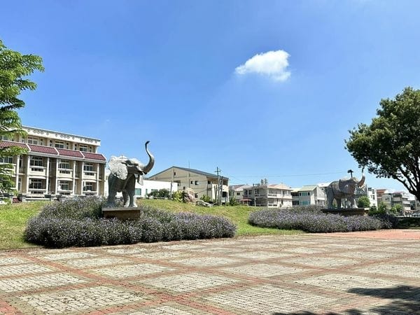 彰化埤頭【貝林古堡 • 菲尼克斯教堂】 秒飛歐風古堡、雕花鏤空教堂、超人氣蛋塔、還咖啡紅茶無限暢飲,黑糖珍珠加到爆/順遊北斗河濱公園及萬景藝苑@柚子芳姐の旅遊札記 - 第4張圖 459437194_8461491720539227_1711310935271091780.jpg