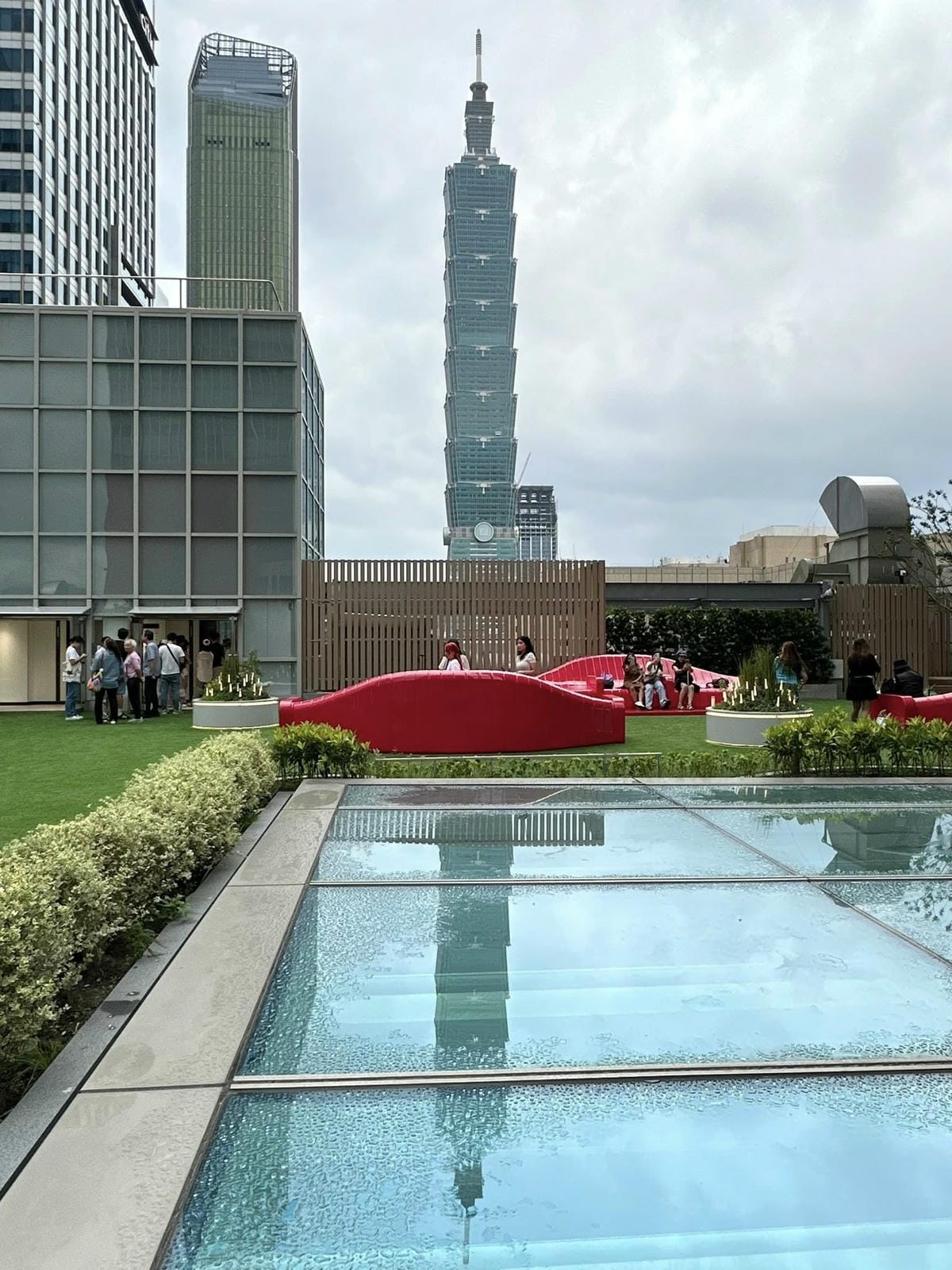 台北信義區【星巴克典藏DREAM PLAZA 台北】 【】