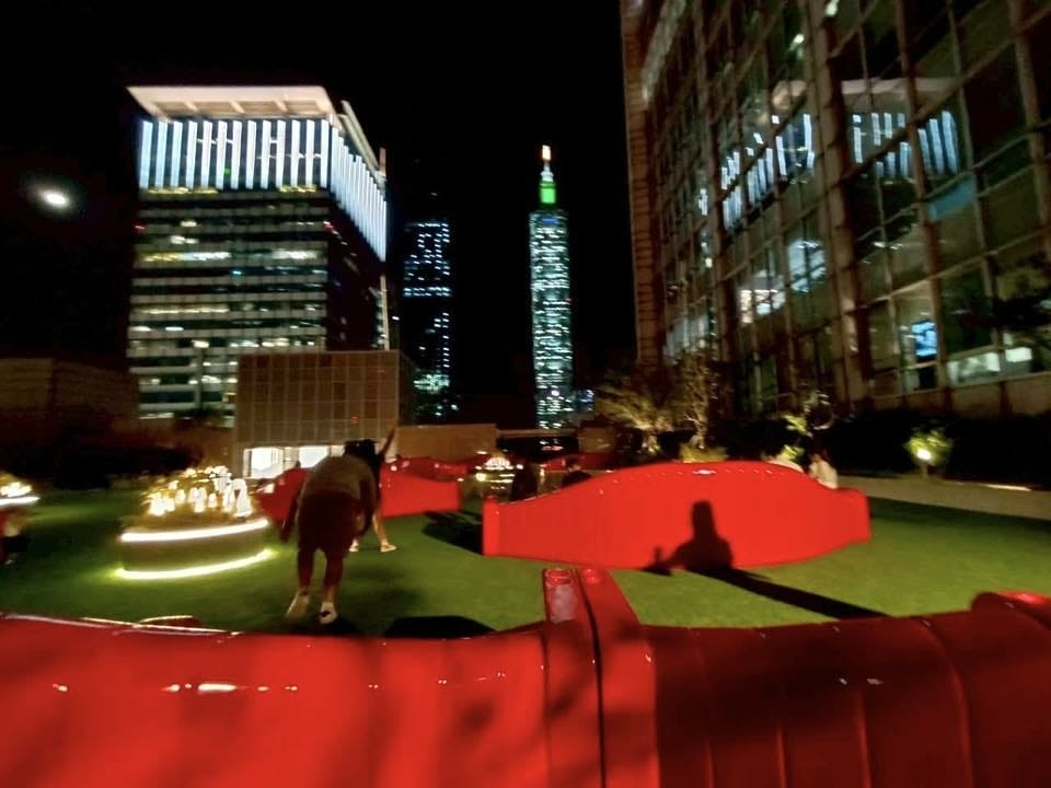 台北信義區【星巴克典藏DREAM PLAZA 台北】全台最大